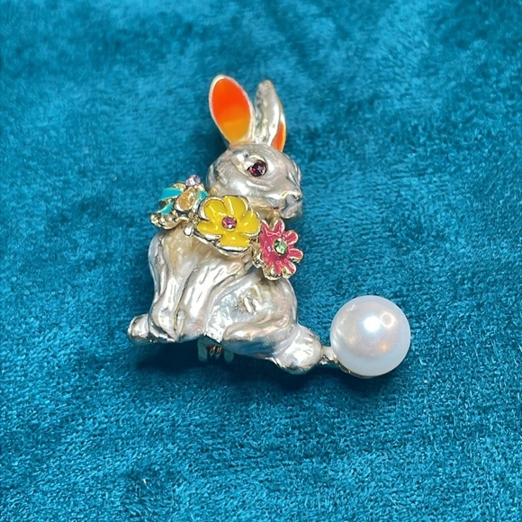 Small Rabbit with flowers brooch - Picture 3 of 5